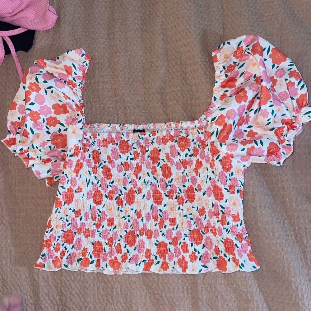 Floral puff-sleeve top